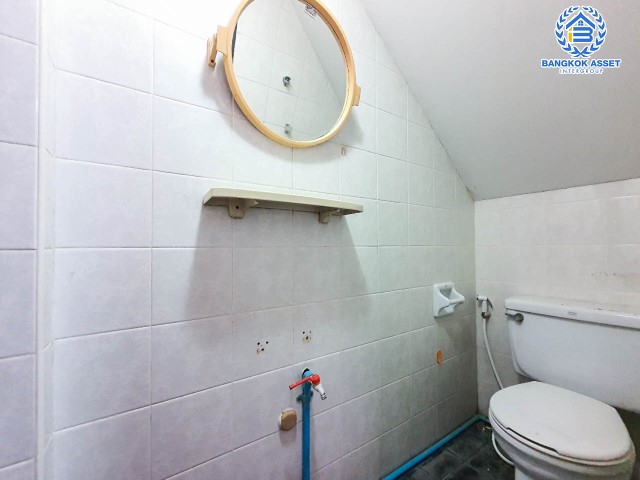 ทาวน์โฮม 3 ชั้นมือสอง เพชรเกษม ม.สุชา1 เพชรเกษม เนื้อที่กว้าง 17.60 ตร.ว. ฟังก์ชัน 4 ห้องนอน 3 ห้องน้ำ ที่จอดรถ 1 คัน ภายในสภาพดี มีพื้นที่ใช้สอยกว้างขวาง โครงการตั้งบนทำเลแห่งการเดินทาง ใกล้รถไฟฟ้าสายสีน้ำเงิน "สถานีหลักสอง" และจุดขึ้นทางด่วน "พระราม2"...